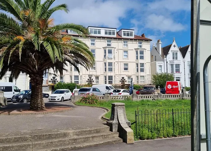 Southsea Escape - Coastal Holiday Apartment - 2 Double Bedrooms
