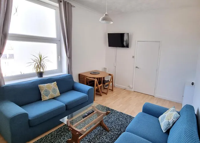 Southsea Escape - Coastal Holiday Apartment - 2 Double Bedrooms